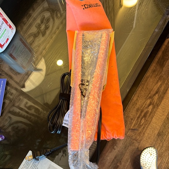 Amika strand perfect flat iron brand new never been used limited edition - Picture 1 of 4